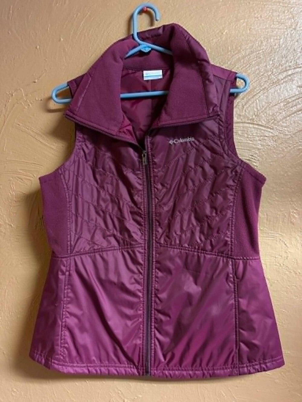 Columbia Women's Cranberry color Vest Size Medium Quilted #192
